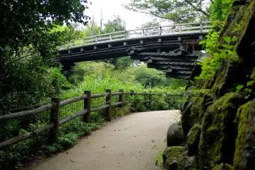 Pemandangan Saruhashi dari jalanan menurun menuju ngarai