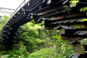 Konstruksi jembatan kantilever yang apik