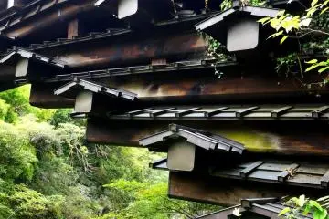 Genteng atap melindungi rangka jembatan dan memberikan kesan negeri dongeng