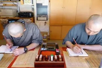 코야산에서 승려들이 붉은 사찰 콘폰 다이토를 따라 고슈인쵸를 그리는 모습
