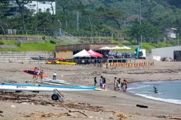 กระดานยืนพายค่อนข้างเป็นที่นิยมกันทางตอนใต้ของหาดอิชิกิ