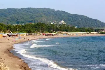 วิวทางเหนือของหาดอิชิกิในฮะยะมะ มองจากที่จอดรถสาธารณะ