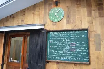 <p>บรรยากาศการตกแต่งหน้าร้านต่างๆ</p>