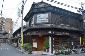 <p>ร้านซาลอนกลางสี่แยกของย่านนี้</p>