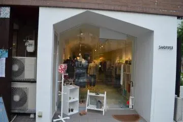 <p>บรรยากาศการตกแต่งหน้าร้านต่างๆ</p>