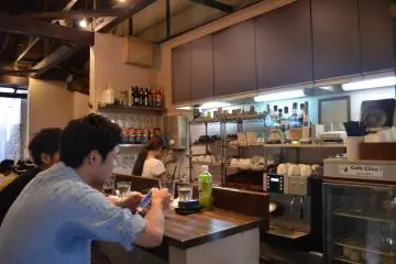 <p>เคาเตอร์บาร์ด้านหน้าร้าน</p>