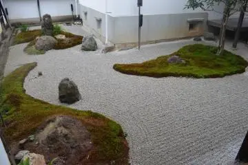 <p>สวนหินระหว่างอาคาร</p>