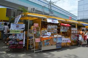 <p>ร้านขายของที่ระลึกด้านหน้าสนาม</p>