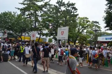 <p>บรรยากาศด้านนอกสนาม</p>