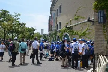 <p>บรรยาาศด้านข้างสนาม</p>