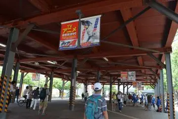 <p>ทางเชื่อมระหว่างสถานีรถไฟและสนามเบสบอล</p>