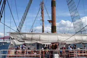 <p>บรรยากาศบนเรือแม้อากาศจะร้อนเพียงใด แต่ก็ไม่เป็นอุปสรรคในการชมวิว</p>