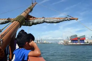 <p>เด็กน้อยกำลังตั้งใจชมวิว</p>