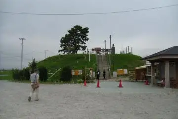 <p>This is Hiyori Hill. It was popular for its view of Sendai City. The pine tree on top, like many others, survived the tsunami; the forest is being replanted.</p>
