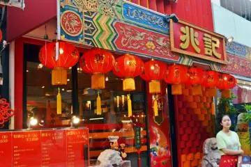 <p>ร้านอาหารที่นี่มักจะตกแต่งด้วยโคมแดง</p>