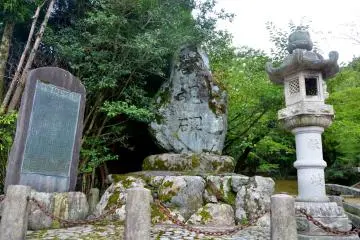 <p>Plaques and monuments</p>