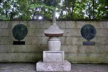 <p>Commemorating&nbsp;Thomas Edison and Heinrich Rudolf Hertz; two men who were instrumental in bringing about the electricity revolution.</p>