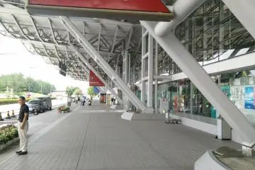 La dépose-minute devant le terminal