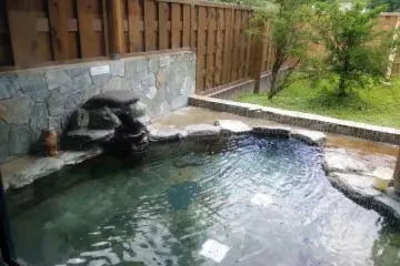 The outdoor stone bath