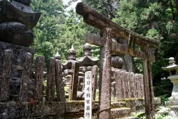 <p>Pemakaman yang berliku-liku</p>
