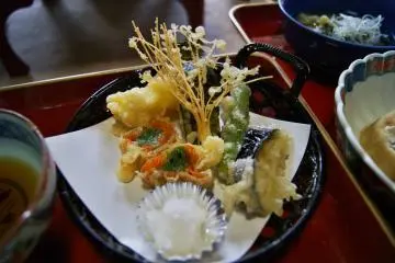 <p>Mengagumi makanan</p>
