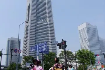 True beauty: The Landmark Tower and Kimono-clad Ladies. (Photo: Larry Knipfing)