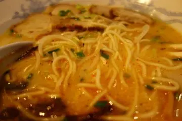 <p>กินไปครึ่งชามต้องลองเติมพริกหน่อย</p>