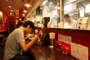 <p>นั่งเคาน์เตอร์นี่เพลินดี ดูครัวได้ ได้ยินเสียงซู้ดคนข้างๆด้วย</p>