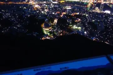 <p>เป็นวิวที่งดงามเพราะมีแสงไฟเต็มเนินเขา และแสงสะท้อนในน้ำเพราะเป็นเมืองท่า</p>