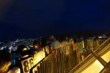 <p>สนุกไม่แพ้การชมวิวร้อยล้านคือการชมคนที่มาชมวิวร้อยล้าน</p>