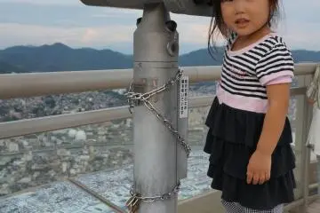 <p>น้องดูสนุกกับการชมวิวมาก</p>
