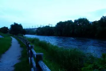 <p>Menelusuri sungai di sore hari</p>