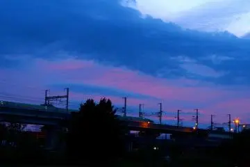 <p>Langit merah muda di atas jalur JR Tohoku Shinkanshen, Stasiun Morioka</p>