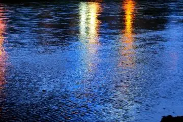 <p>Pantulan cahaya di permukaan sungai</p>