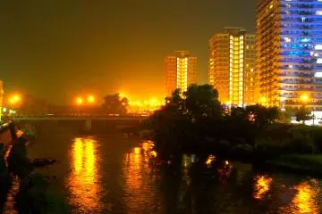 <p>Panorama Jembatan Kaiun pada malam yang hujan menimbulkan kabut tipis berwarna emas</p>