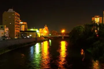 <p>Pemandangan dari Jembatan kaiun pada malam cerah memberikan kilauan di permukaan sungai</p>