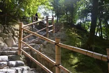 <p>ทางขึ้นเนินเขา</p>