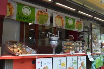 <p>ร้านชูครีมหน้าวัด อร่อยมากๆ ก้อนละ 300 เยนเท่านั้น</p>