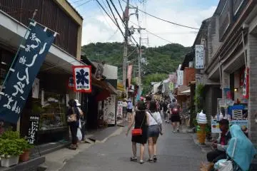 <p>ด้านหน้าวัดมีร้านขายของทั้งสองข้างทางให้เลือกช็อปมากมาย</p>
