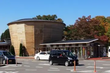 <p>Nasukogen Yuai no Mori is a roadside station that sells regional produce and crafts. There is food, crafts, wood, pottery and glassware in extensive&nbsp;grounds with outdoor sculptures</p>