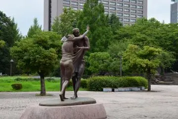 <p>'Forest of Seasons', by Isshiki Kunihiko&nbsp;in&nbsp;Kotodai&nbsp;Park. &nbsp;The building behind is Miyagi Prefectural Office.</p>