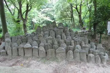 <p>Statues on the museum path</p>