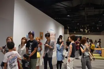 <p>มีผู้คนให้ความสนใจเข้าชมจำนวนมาก</p>
