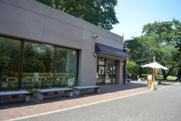 <p>ร้านขายอาหารและของที่ระลึก</p>
