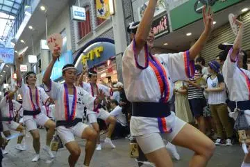 <p>โยกย้ายไปตามจัังหวะเพลง</p>