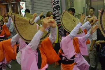 <p>เต้นกันอย่างพร้อมเพรียง</p>