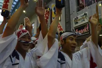 <p>ชูมือขึ้นสูงๆ</p>