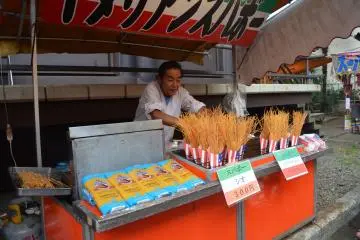 <p>ซื้อขนมระหว่างเดินเล่น</p>