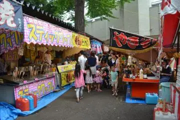 <p>บรรยากาศคล้ายงานวัดบ้านเราเลย</p>