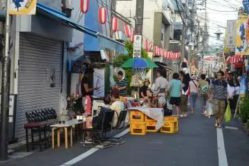 <p>ร้านค้าละแวกนี้ปิดร้านและมาขายอาหารแทน</p>